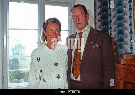 Dieter Baron Malsen Ponickau mit baronessa Sybille de Selys Longchamps auf Schloss Osterberg, Deutschland 1998. Dieter Baron von Malsen Ponickau con la Baronessa Sybille de Selys Longchamps a castello Osterberg, Germania 1998. Foto Stock