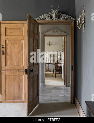 Vista attraverso il portale in legno nella restaurata casa colonica di Norfolk Foto Stock