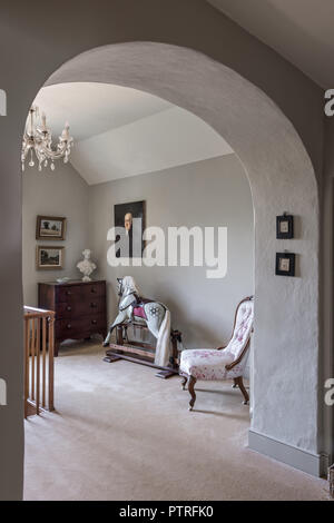 Antico cavallo a dondolo e il petto con sedia in atterraggio nel restaurato del XVI secolo agriturismo Foto Stock