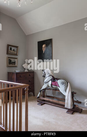 Antico cavallo a dondolo e il petto con balaustre in legno su sbarco restaurata nel secolo XVI agriturismo Foto Stock