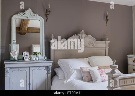 In legno intagliato letto e armadio con specchio decorativo restaurata nel secolo XVI agriturismo Foto Stock