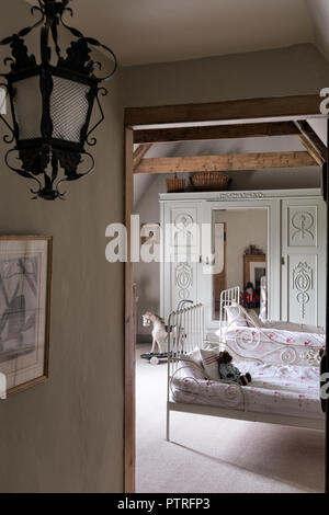 Due letti singoli e guardaroba decorativo in mansarda camera da letto del restaurato del XVI secolo agriturismo Foto Stock