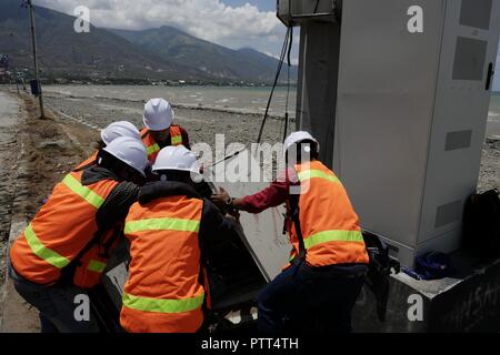 (181010) -- PALU, Ottobre 10, 2018 (Xinhua) -- i lavoratori cinesi di società di telecomunicazione ZTE controlla una telecomunicazione stazione base a Palu, Indonesia, ad Ottobre 9, 2018. Devastanti terremoti e un conseguente tsunami hanno devastato la centrale provincia indonesiana il 7 settembre 28, lasciando più di duemila morti e migliaia di persone senzatetto finora, con Palu più colpiti. Dopo il disastro, il governo cinese, le organizzazioni sociali e imprese offerto aiuto alle persone colpite in Indonesia ed ha partecipato negli sforzi di ricostruzione della catastrofe aree colpite. Per andare con funzione: gli sforzi cinesi in corso Foto Stock