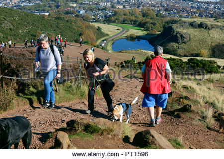 Edinburgh, Regno Unito. 10 ottobre, 2018. Dunsapie Loch. Visitatori sul vertice di Arthurs Seat in una limpida giornata di sole. Credito: Craig Brown/Alamy Live News. Foto Stock