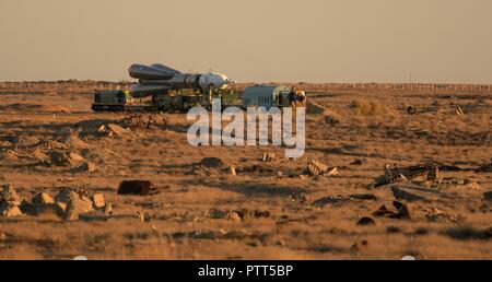 Cosmodromo di Baikonur in Kazakhstan. 10 ottobre, 2018. Il Soyuz MS-10 lander è rotolato fuori dal treno per il lancio in preparazione per il lancio al cosmodromo di Baikonur il 9 ottobre 2018 di Baikonur in Kazakhstan. Stazione Spaziale Internazionale Expedition 57 equipaggio Nick aia della NASA e Alexey Ovchinin di Roscosmos sono prevista per il lancio nel mese di ottobre undicesimo e permetterà di trascorrere i prossimi sei mesi a vivere e lavorare a bordo della Stazione Spaziale Internazionale. Credito: Planetpix/Alamy Live News Foto Stock