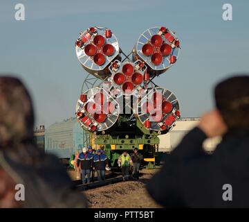 Cosmodromo di Baikonur in Kazakhstan. 10 ottobre, 2018. Il Soyuz MS-10 lander è rotolato fuori dal treno per il lancio in preparazione per il lancio al cosmodromo di Baikonur il 9 ottobre 2018 di Baikonur in Kazakhstan. Stazione Spaziale Internazionale Expedition 57 equipaggio Nick aia della NASA e Alexey Ovchinin di Roscosmos sono prevista per il lancio nel mese di ottobre undicesimo e permetterà di trascorrere i prossimi sei mesi a vivere e lavorare a bordo della Stazione Spaziale Internazionale. Credito: Planetpix/Alamy Live News Foto Stock