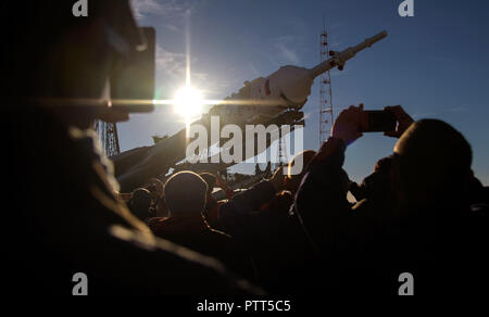 Cosmodromo di Baikonur in Kazakhstan. 10 ottobre, 2018. Il Soyuz MS-10 lander è sollevato nella posizione di pre-lancio al cosmodromo di Baikonur il 9 ottobre 2018 di Baikonur in Kazakhstan. Stazione Spaziale Internazionale Expedition 57 equipaggio Nick aia della NASA e Alexey Ovchinin di Roscosmos sono prevista per il lancio nel mese di ottobre undicesimo e permetterà di trascorrere i prossimi sei mesi a vivere e lavorare a bordo della Stazione Spaziale Internazionale. Credito: Planetpix/Alamy Live News Foto Stock