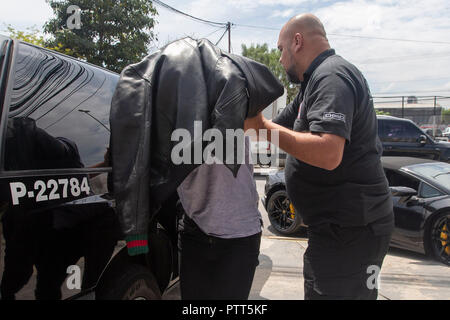 DEIC - un uomo arriva arrestati dalla polizia civile, attraverso la Deic (Dipartimento di Stato delle indagini penali), che ha lanciato l'operazione Ostentacao all'inizio di oggi. L obiettivo è quello di arrestare i tre principali operatori di frode contro i clienti delle banche e istituti di credito. Importate le automobili di lusso sono state valutate a più di dieci milioni di euro. Foto: Suamy Beydoun / AGIF Foto Stock