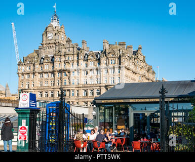 Waverley Bridge, Edimburgo, Scozia, Regno Unito, 10 ottobre 2018. Regno Unito tempo: La gente siede nel caldo sole ai tavoli del pavimento al pub di Wetherspoon chiamato l'ufficio di prenotazione Foto Stock