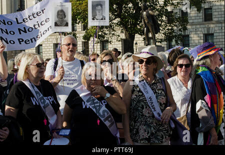 Londra, Inghilterra. 10 ottobre, 2018. I manifestanti in piazza del Parlamento, dimostrando contro le donne nel loro 50s e 60s di essere colpiti dalla decisione del governo di aumentare la femmina pensione statale di età da 60 a 66. © Karl Nash/Alamy Live News Foto Stock