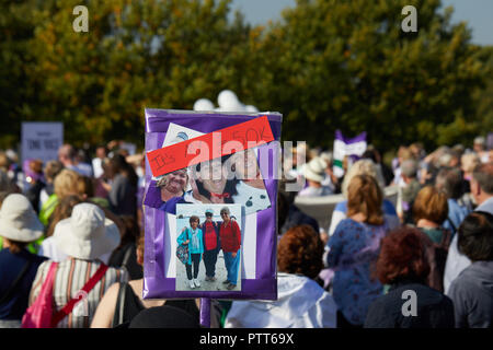 London, Regno Unito - 10 Ottobre 2018: una targhetta detenute aloft davanti a una folla di manifestanti al rally WASPI chiamando la parità di trattamento in materia di pensioni per le donne nate negli anni cinquanta. Credito: Kevin J. Frost/Alamy Live News Foto Stock