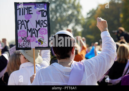 London, Regno Unito - 10 Ottobre 2018: una targhetta detenute aloft al rally WASPI chiamando per la parità di diritti per le donne in pensione per le donne nate negli anni cinquanta. Credito: Kevin J. Frost/Alamy Live News Foto Stock