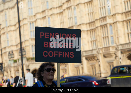 London, Regno Unito - 10 Ottobre 2018: una targhetta detenute aloft al rally WASPI chiamando per la parità di diritti per le donne in pensione per le donne nate negli anni cinquanta. Credito: Kevin J. Frost/Alamy Live News Foto Stock