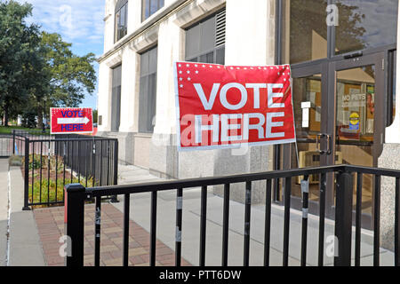 Painesville, Ohio, Stati Uniti d'America, 10 ottobre, 2018. "Voto qui' segni sono visualizzati al di fuori della contea del lago consiglio di elezioni in downtown Painesville, Ohio, Stati Uniti d'America. 10 ottobre è il primo giorno per il voto anticipato in Ohio per consentire la colata di scrutini attraverso il 2018 elezione generale il giorno 6 novembre. Voto anticipato in Lake County, Ohio, può verificarsi solo in corrispondenza del bordo della contea di elezioni considerando che il giorno delle elezioni ci sono molti luoghi di polling in tutta la contea in cui le persone possono votare. Foto Stock