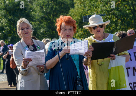 Londra, Regno Unito. Il 10 ottobre 2018. Jean Rogers di equità e di due membri del coro portano il canto della canzone suffragette " Il marzo delle donne" alla spalla a spalla rally in Hyde Park da gruppi di campagna per le donne nate negli anni cinquanta a riguadagnare le pensioni loro rubato sotto i successivi governi, tra cui la campagna Waspi (Donne contro la pensione statale di disuguaglianza), torna a 60, abbiamo pagato in, si paga fuori e gli altri. La perdita delle pensioni a seguito del 1995 governo conservatore's Pension Act, aggravata dal 2011 Pension atti, riguarda circa 3. Credito: Peter Marshall / Alamy Live News Foto Stock