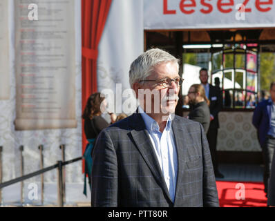 Francoforte, Germania. Il 10 ottobre 2018. A destra il tedesco ex politicante, economista e autore Thilo Sarrazin pone per le telecamere. In occasione del settantesimo Frankfurt Book Fair 2018 è la più grande fiera del libro con più di 7.000 espositori e oltre 250.000 visitatori attesi. Esso è aperto a partire dal decimo al quattordicesimo mese di ottobre con gli ultimi due giorni essendo aperto al pubblico in generale. Credito: Michael Debets/Alamy Live News Foto Stock