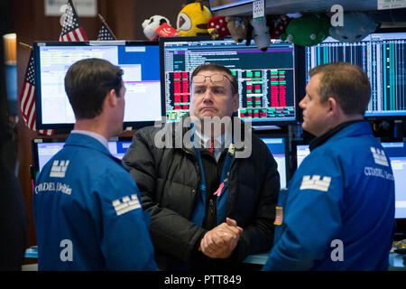 New York, Stati Uniti d'America. 10 ottobre, 2018. I trader lavorano presso il New York Stock Exchange di New York, Stati Uniti, 10 ottobre, 2018. Gli stock degli Stati Uniti chiuso bruscamente abbassare il mercoledì come tasso di crescenti timori e tech condividere sell off agitava il mercato. Il Dow Jones Industrial Average è diminuita 831.83 punti, o 3,15 percento, a 25,598.74. S&P 500 è stato giù i punti 94.66, o 3,29 percento, per 2,785.68. Il Nasdaq Composite Index è sceso 315.97 punti, o 4,08 percento, per 7,422.05. Credito: Wang Ying/Xinhua/Alamy Live News Foto Stock