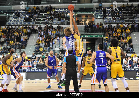 Torino, Italia. 10 ott 2018. Durante i 7 giorni EuroCup 2018/19 basket match tra FIAT AUXILIUM TORINO VS MORNAR BAR al PalaVela il 10 ottobre, 2018 a Torino, Italia. Credito: FABIO PETROSINO/Alamy Live News Foto Stock