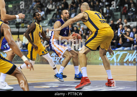 Torino, Italia. 10 ott 2018. Strahinja Micovic (Mornar Bar) durante i 7 giorni EuroCup 2018/19 basket match tra FIAT AUXILIUM TORINO VS MORNAR BAR al PalaVela il 10 ottobre, 2018 a Torino, Italia. Credito: FABIO PETROSINO/Alamy Live News Foto Stock