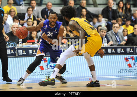 Torino, Italia. 10 ott 2018. Amntabia Waller (Mornar Bar) durante i 7 giorni EuroCup 2018/19 basket match tra FIAT AUXILIUM TORINO VS MORNAR BAR al PalaVela il 10 ottobre, 2018 a Torino, Italia. Credito: FABIO PETROSINO/Alamy Live News Foto Stock