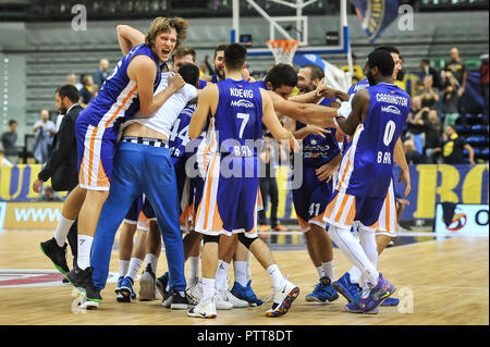 Torino, Italia. 10 ott 2018. Team Mornar Bar durante i 7 giorni EuroCup 2018/19 basket match tra FIAT AUXILIUM TORINO VS MORNAR BAR al PalaVela il 10 ottobre, 2018 a Torino, Italia. Credito: FABIO PETROSINO/Alamy Live News Foto Stock