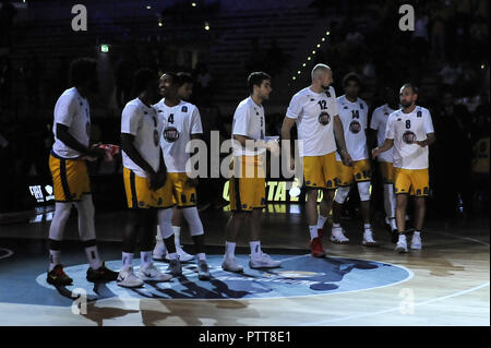 Torino, Italia. 10 ott 2018. Team Fiat Torino durante i 7 giorni EuroCup 2018/19 basket match tra FIAT AUXILIUM TORINO VS MORNAR BAR al PalaVela il 10 ottobre, 2018 a Torino, Italia. Credito: FABIO PETROSINO/Alamy Live News Foto Stock