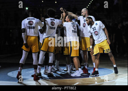 Torino, Italia. 10 ott 2018. Team Fiat Torino durante i 7 giorni EuroCup 2018/19 basket match tra FIAT AUXILIUM TORINO VS MORNAR BAR al PalaVela il 10 ottobre, 2018 a Torino, Italia. Credito: FABIO PETROSINO/Alamy Live News Foto Stock