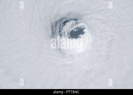 Florida Panhandle, STATI UNITI D'AMERICA. 10 ott 2018. Vista dalla stazione spaziale internazionale dell'Uragano Michael come bidoni colpisce il Panhandle Nordoccidentale della Florida come una categoria 4 tempesta con 145mph venti e piogge Ottobre 10, 2018 in orbita intorno alla terra. Credito: Planetpix/Alamy Live News Foto Stock