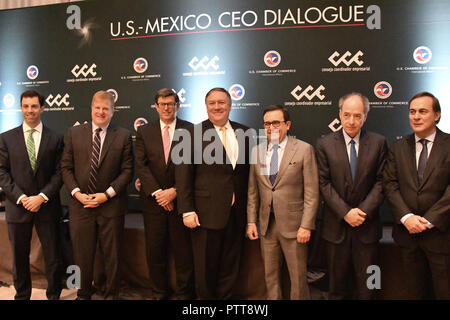 Washington, DC, Stati Uniti d'America. 10 ott 2018. Stati Uniti Il segretario di Stato Mike Pompeo, centro in posa per una foto di gruppo con i membri dell'U.S. - Messico - CEO parla di dialogo presso il Dipartimento di Stato Ottobre 10, 2018 a Washington, DC. Credito: Planetpix/Alamy Live News Foto Stock
