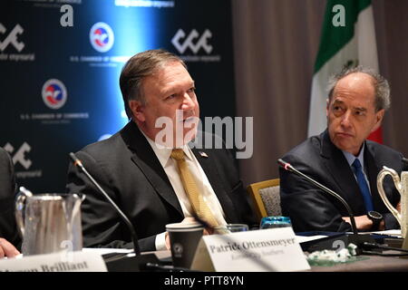Washington, DC, Stati Uniti d'America. 10 ott 2018. Stati Uniti Il segretario di Stato Mike Pompeo, sinistra, offre un commento come Guillermo Vogel Hinojosa, Presidente della North American consiglio di acciaio, guarda su DURANTE GLI STATI UNITI - Messico - CEO parla di dialogo presso il Dipartimento di Stato Ottobre 10, 2018 a Washington, DC. Credito: Planetpix/Alamy Live News Foto Stock