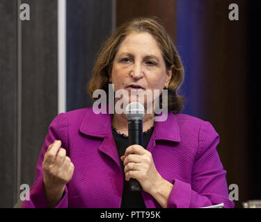 Washington, DC, Stati Uniti d'America. 10 ottobre, 2018. RUTH MARCUS, Vice Editorial Page Editor - Il Washington Post, intervenendo a un evento chiamato ''l'dimenticato gli americani: un programma economico per una nazione divisa" presso la Brookings Institution di Washington il 10 ottobre 2018. Credito: Michael Brochstein/ZUMA filo/Alamy Live News Foto Stock