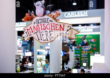 Francoforte, Germania. 10th Ott 2018. Fiera del Libro di Francoforte, Frankfurter Buchmesse 2018: Stand della casa editrice tedesca Carlsen Verlag, libri per bambini. Credit: Christian Lademann / LademannMedia Foto Stock