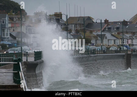 Penzance, Cornwall, Regno Unito. 11 ottobre 2018. Regno Unito Meteo. Le onde a partire alla pastella il lungomare a Penzance questa mattina, come tempesta Leslie continua a portare sempre più forti venti da sud. Credito: Simon Maycock/Alamy Live News Foto Stock