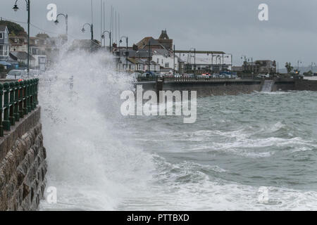 Penzance, Cornwall, Regno Unito. 11 ottobre 2018. Regno Unito Meteo. Le onde a partire alla pastella il lungomare a Penzance questa mattina, come tempesta Leslie continua a portare sempre più forti venti da sud. Credito: Simon Maycock/Alamy Live News Foto Stock