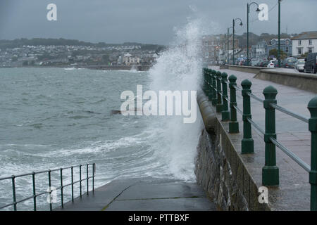 Penzance, Cornwall, Regno Unito. 11 ottobre 2018. Regno Unito Meteo. Le onde a partire alla pastella il lungomare a Penzance questa mattina, come tempesta Leslie continua a portare sempre più forti venti da sud. Credito: Simon Maycock/Alamy Live News Foto Stock