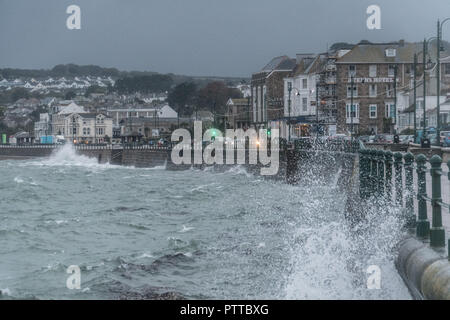 Penzance, Cornwall, Regno Unito. 11 ottobre 2018. Regno Unito Meteo. Le onde a partire alla pastella il lungomare a Penzance questa mattina, come tempesta Leslie continua a portare sempre più forti venti da sud. Credito: Simon Maycock/Alamy Live News Foto Stock