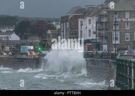 Penzance, Cornwall, Regno Unito. 11 ottobre 2018. Regno Unito Meteo. Le onde a partire alla pastella il lungomare a Penzance questa mattina, come tempesta Leslie continua a portare sempre più forti venti da sud. Credito: Simon Maycock/Alamy Live News Foto Stock