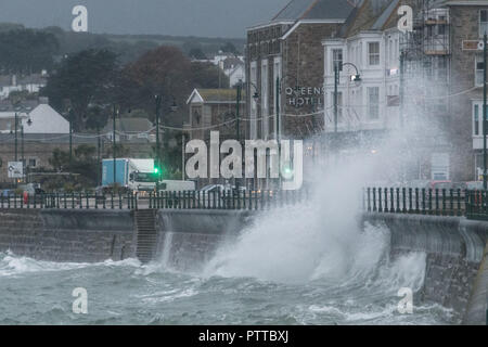 Penzance, Cornwall, Regno Unito. 11 ottobre 2018. Regno Unito Meteo. Le onde a partire alla pastella il lungomare a Penzance questa mattina, come tempesta Leslie continua a portare sempre più forti venti da sud. Credito: Simon Maycock/Alamy Live News Foto Stock