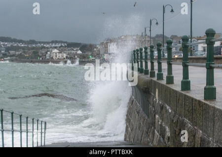 Penzance, Cornwall, Regno Unito. 11 ottobre 2018. Regno Unito Meteo. Le onde a partire alla pastella il lungomare a Penzance questa mattina, come tempesta Leslie continua a portare sempre più forti venti da sud. Credito: Simon Maycock/Alamy Live News Foto Stock