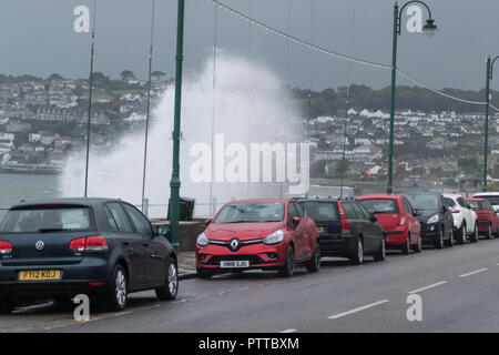 Penzance, Cornwall, Regno Unito. 11 ottobre 2018. Regno Unito Meteo. Le onde a partire alla pastella il lungomare a Penzance questa mattina, come tempesta Leslie continua a portare sempre più forti venti da sud. Credito: Simon Maycock/Alamy Live News Foto Stock