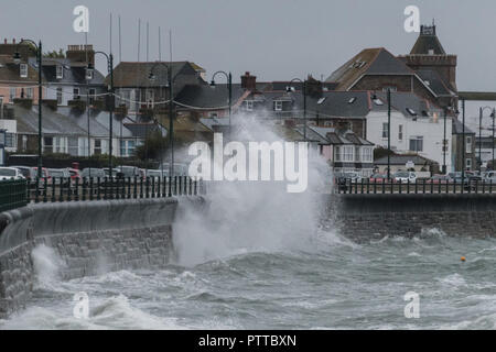 Penzance, Cornwall, Regno Unito. 11 ottobre 2018. Regno Unito Meteo. Le onde a partire alla pastella il lungomare a Penzance questa mattina, come tempesta Leslie continua a portare sempre più forti venti da sud. Credito: Simon Maycock/Alamy Live News Foto Stock