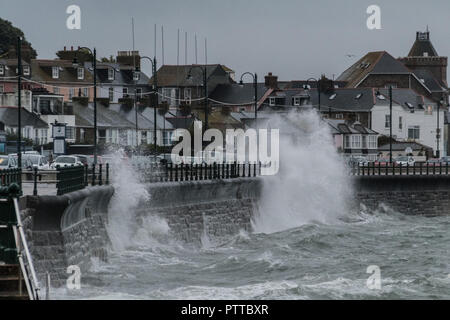 Penzance, Cornwall, Regno Unito. 11 ottobre 2018. Regno Unito Meteo. Le onde a partire alla pastella il lungomare a Penzance questa mattina, come tempesta Leslie continua a portare sempre più forti venti da sud. Credito: Simon Maycock/Alamy Live News Foto Stock