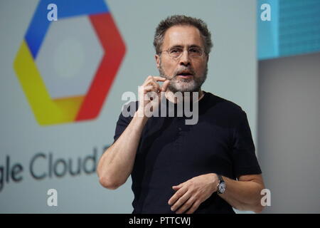 Londra, Regno Unito. 10 ottobre, 2018. Google top manager Urs Hölzle parla a Google cloud prossima conferenza '18 a Londra. Hölzle è responsabile dell'infrastruttura tecnica a Google. Secondo Google il top manager Hölzle, i server di grandi fornitori di servizi cloud che negli Stati Uniti sono probabilmente non è dotato di chip di spionaggio dalla Cina. Credito: Christoph Dernbach/dpa/Alamy Live News Foto Stock