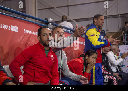 Buenos Aires, Buenos Aires, Argentina. 10 ottobre, 2018. I pullman delle due misto internazionale team judo finalisti nel quarto e ultimo giorno di judo delle Olimpiadi della Gioventù di Buenos Aires 2018, guardare ciascuna delle partite delle loro selezioni attento. Credito: Roberto Almeida Aveledo/ZUMA filo/Alamy Live News Foto Stock