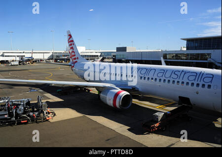 Sydney, Australien. Xiv Apr, 2018. Un aereo della compagnia aerea 'Virgin Australia' sorge presso l'aeroporto di Sydney in Australia, presa su 14.04.2018 | Utilizzo di credito in tutto il mondo: dpa/Alamy Live News Foto Stock