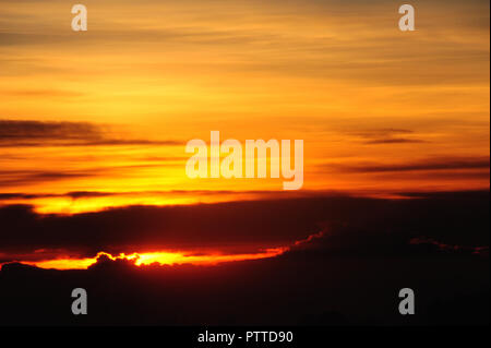 Australien. Xiv Apr, 2018. Rising Sun al mattino presto su un volo da Cairns dopo Sydney in Australia fotografati da un aereo finestra (registrati su 14.04.2018) | utilizzo del credito in tutto il mondo: dpa/Alamy Live News Foto Stock