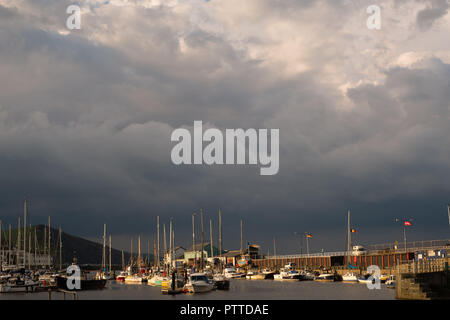 Aberystwyth Wales UK, giovedì 11 ottobre 2018. Meteo REGNO UNITO: Dark nuvole temporalesche telaio sul porto e sul mare a Aberystwyth sulla West Wales coast in un inizio di assaggio di tempesta Callum. Il tempo è impostato a deteriorare drasticamente il venerdì e il sabato, con una banda di pioggia torrenziale portando il rischio di allagamento per gran parte del Galles, Scozia nord-ovest Inghilterra Photo credit: Keith Morris / Alamy Live News Foto Stock