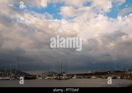 Aberystwyth Wales UK, giovedì 11 ottobre 2018. Meteo REGNO UNITO: Dark nuvole temporalesche telaio sul porto e sul mare a Aberystwyth sulla West Wales coast in un inizio di assaggio di tempesta Callum. Il tempo è impostato a deteriorare drasticamente il venerdì e il sabato, con una banda di pioggia torrenziale portando il rischio di allagamento per gran parte del Galles, Scozia nord-ovest Inghilterra Photo credit: Keith Morris / Alamy Live News Foto Stock