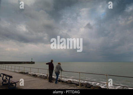 Aberystwyth Wales UK, giovedì 11 ottobre 2018. Meteo REGNO UNITO: Dark nuvole temporalesche telaio sul porto e sul mare a Aberystwyth sulla West Wales coast in un inizio di assaggio di tempesta Callum. Il tempo è impostato a deteriorare drasticamente il venerdì e il sabato, con una banda di pioggia torrenziale portando il rischio di allagamento per gran parte del Galles, Scozia nord-ovest Inghilterra Photo credit: Keith Morris / Alamy Live News Foto Stock