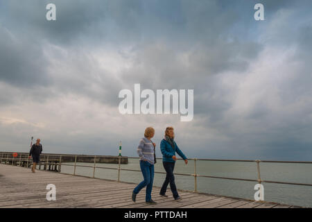 Aberystwyth Wales UK, giovedì 11 ottobre 2018. Meteo REGNO UNITO: Dark nuvole temporalesche telaio sul porto e sul mare a Aberystwyth sulla West Wales coast in un inizio di assaggio di tempesta Callum. Il tempo è impostato a deteriorare drasticamente il venerdì e il sabato, con una banda di pioggia torrenziale portando il rischio di allagamento per gran parte del Galles, Scozia nord-ovest Inghilterra Photo credit: Keith Morris / Alamy Live News Foto Stock